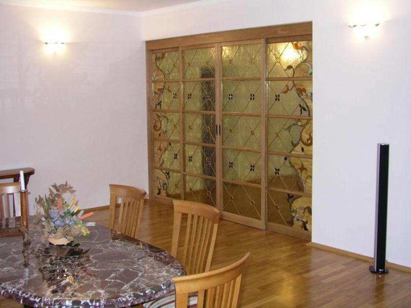 Перегородка для гостиной с цветным стеклом и декоративными вставками Казань