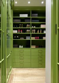 Г-образная гардеробная комната в зеленом цвете Казань