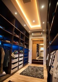 Большая открытая гардеробная комната с комбинированным наполнением Казань