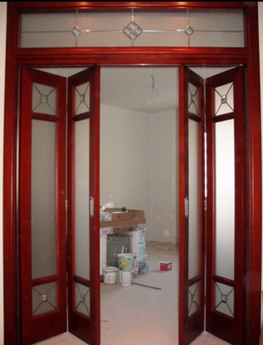 Дверь гармошка с декоративными стеклянными вставками Казань