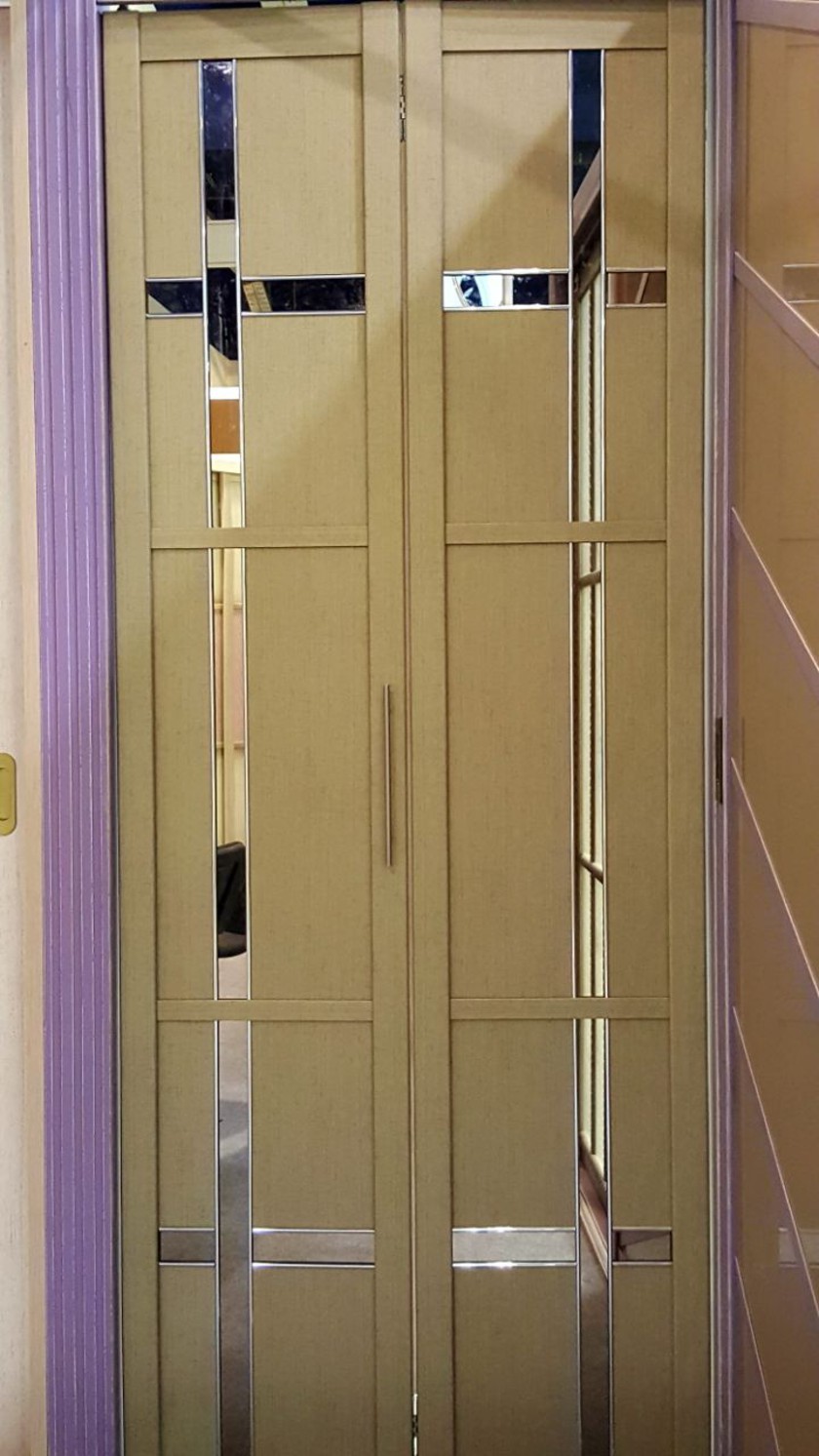 Двери гармошка шпонированные с зеркальным декором Казань