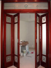 Дверь гармошка с декоративными стеклянными вставками Казань